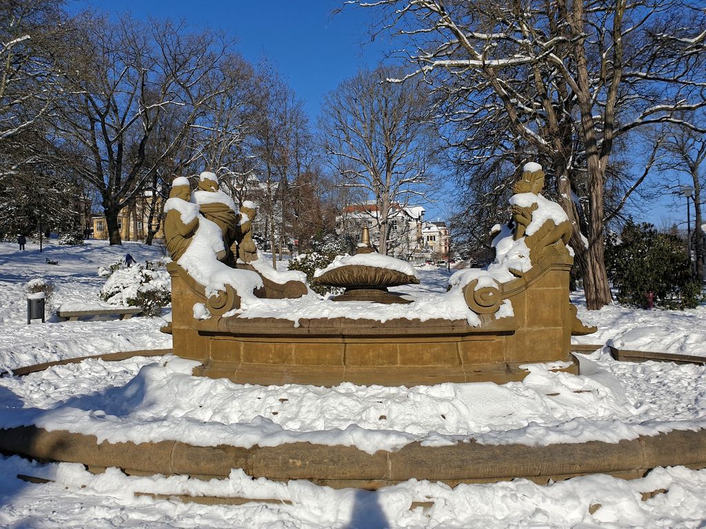 Winter in Crimmitschau - Wettinbrunnen im Bismarckhain mit Schnee bedeckt